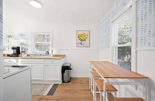 Lakeland House | 1/1 Affordable Downtown Pet Friendly Home