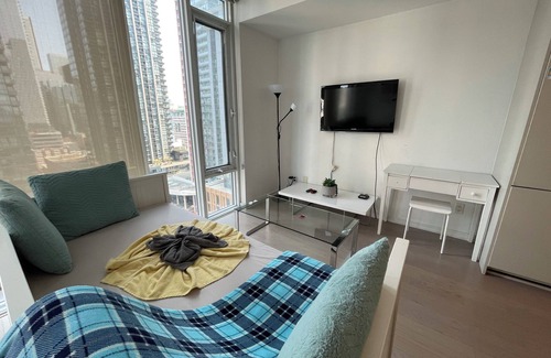 Downtown Toronto Apartment | 1 + 1 Bedroom Apartment In Entertainment District Downtown Toronto