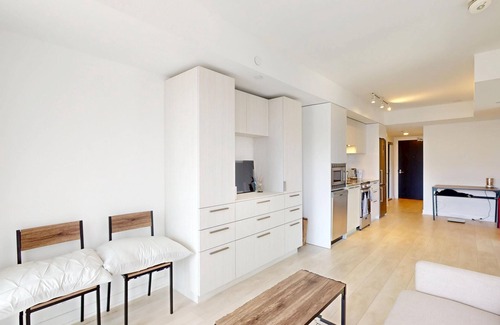 Bay Cloverhill Condo | 1+1 BR Eaton Centre, TMU, UofT, TGH SickKids