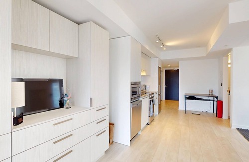 Bay Cloverhill Condo | 1+1 BR Eaton Centre, TMU, UofT, TGH SickKids
