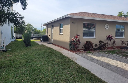 Bonita Shores Apartment | 1/1 Gulf access canal with canoe and kayaks 1 mi to Bonita beach just remodeled.