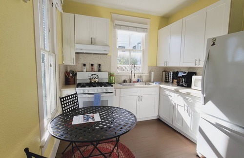 Galveston Apartment | 1/1 King in Heart of Historic District with Extras!