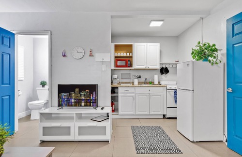 Tarpon River House | 1/1, king-sized bed, kitchen, hot tub, BBQ, porch, patio. FREE wifi & parking.