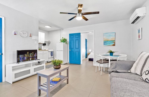 Tarpon River House | 1/1, king-sized bed, kitchen, hot tub, BBQ, porch, patio. FREE wifi & parking.