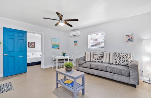 Tarpon River House | 1/1, king-sized bed, kitchen, hot tub, BBQ, porch, patio. FREE wifi & parking.