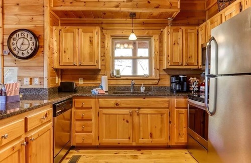 Gatlinburg Cabin | 1.1 Mi to DT Gtlbg* MtnView*HotTub*Arcade*GSMNP