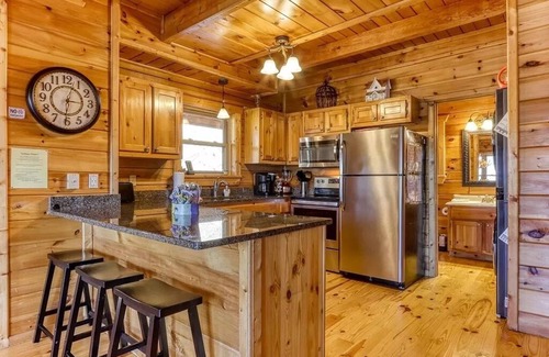 Gatlinburg Cabin | 1.1 Mi to DT Gtlbg* MtnView*HotTub*Arcade*GSMNP
