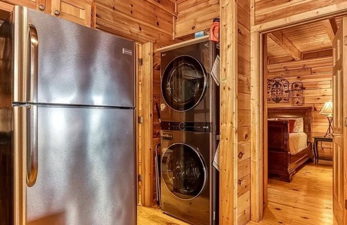 Gatlinburg Cabin | 1.1 Mi to DT Gtlbg* MtnView*HotTub*Arcade*GSMNP