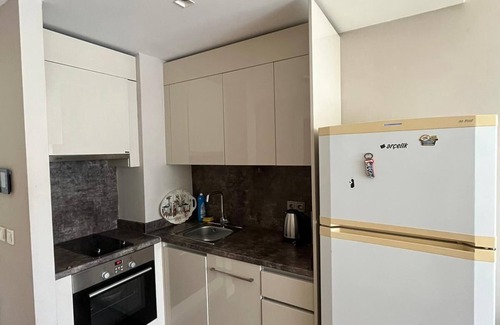 Zeytinburnu Apartment | 1+1 private apartment in a secure block, wifi, pool, self cooking, central,metro