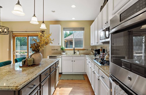 Gages Lake House | 1/2 Acre Retreat: 100" TV, Open layout Navy Base and Six Flags Great America