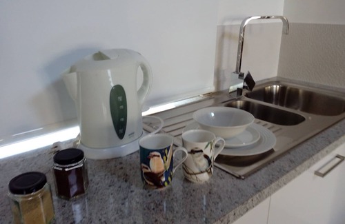 Williamstown Apartment | 1-2 B/R Apartment, Central Williamstown, close to beach, cafes, trains, shops