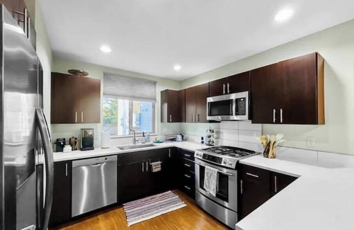 Alki House | 1/2 Block 2 Beach Parking Large Patio EnSuite Bath