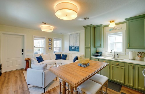 Pass Christian Cottage | < 1/2 Mi to Beach: Gem w/Lanai in Pass Christian