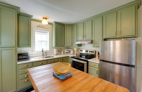 Pass Christian Cottage | < 1/2 Mi to Beach: Gem w/Lanai in Pass Christian