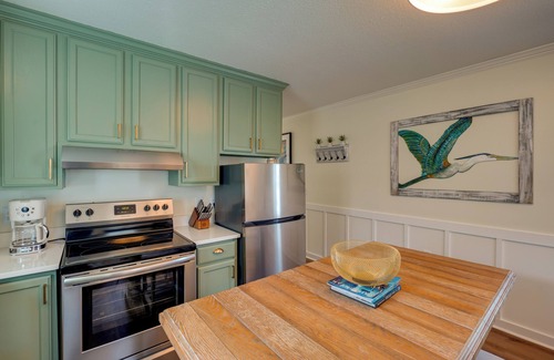 Pass Christian Cottage | < 1/2 Mi to Beach: Gem w/Lanai in Pass Christian