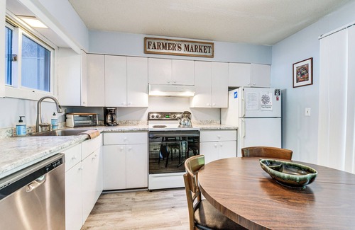 Warren Condo | < 1/2 Mi to Sugarbush Resort: Condo w/Deck!