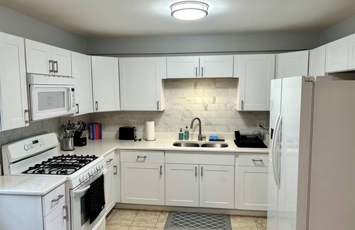 Russell Apartment | 1/2 Mile to Downtown Libertyville