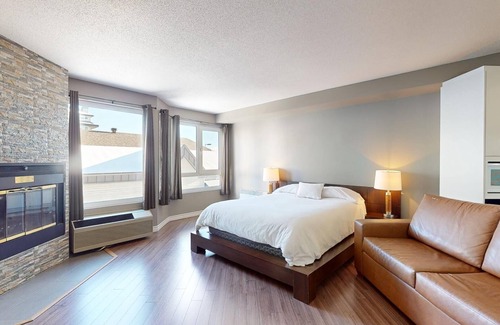 Beaupre Condo | 1-213 : Superior Studio - sleeps 4.