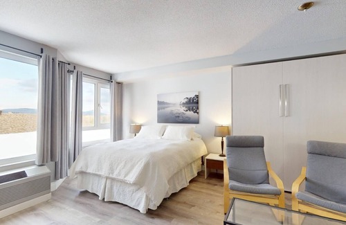 Beaupre Condo | 1-313 : Superior Studio - sleeps 4.