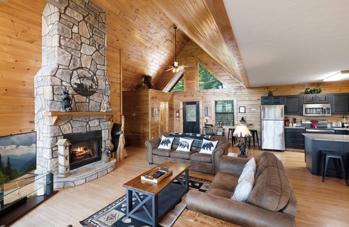 Sevierville Cabin | 1/3mile of Dollywood/Amazing Mts View/wifi/another cabin #1237057 1mile away