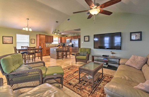 Isla Del Sol House | 1/4 Mi to Beach: Canal-View Home in Galveston!