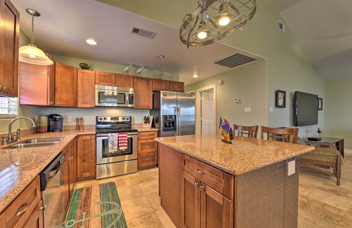 Isla Del Sol House | 1/4 Mi to Beach: Canal-View Home in Galveston!