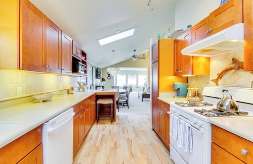 Langley House | 1/4 Mi to Beach: Family Home w/Spacious Deck!