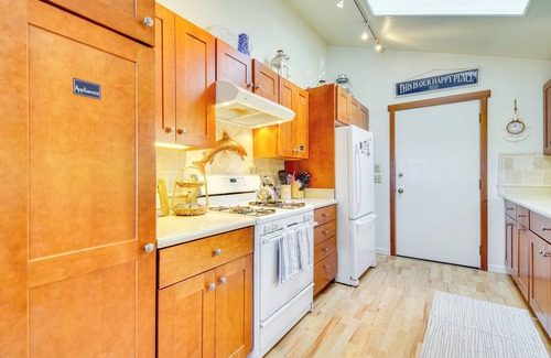 Langley House | 1/4 Mi to Beach: Family Home w/Spacious Deck!
