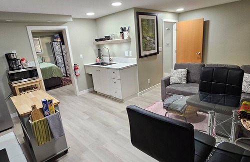 South Pandosy House | 1.5 blocks Kel Gen Hosp/Pets OK/5min OUC/1.5km Dwntwn/2.5 blocks to Sunny Beach