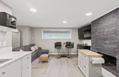 South Pandosy House | 1.5 blocks Kel Gen Hosp/Pets OK/5min OUC/1.5km Dwntwn/2.5 blocks to Sunny Beach