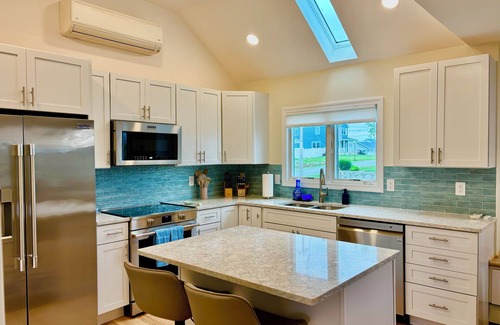 Narragansett House | 1.5 blocks to Scarborough beach, Narragansett, fenced in yard, AC - New Updates!