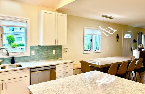 Narragansett House | 1.5 blocks to Scarborough beach, Narragansett, fenced in yard, AC - New Updates!