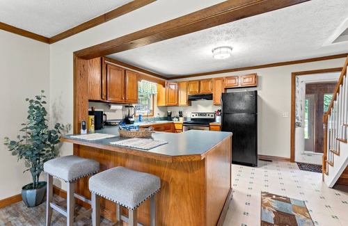 Clay City Cottage | 1,600 Acres | Pool | Pond | Fishing | | WiFi near Red River Gorge, KY!