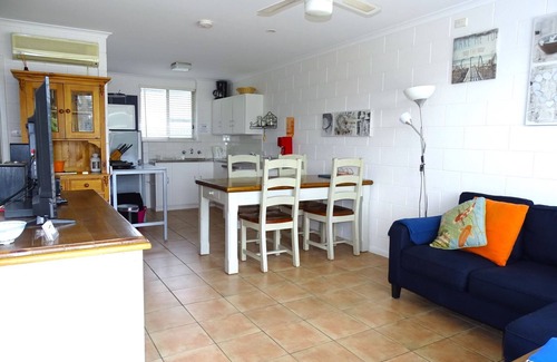 Port Vincent House | 1/7 Cameron St, PT VINCENT (behind Gerimias) SLEEPS 5 ; 2 bedrooms - QN, Trio bunk BEDDING: Quilts and pillows provided (BYO all linen). Optional linen purchase @ $25 per person (1 week notice reqd) PROPERTY DETAILS: RC spli