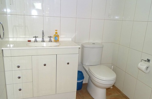 Port Vincent House | 1/7 Cameron St, PT VINCENT (behind Gerimias) SLEEPS 5 ; 2 bedrooms - QN, Trio bunk BEDDING: Quilts and pillows provided (BYO all linen). Optional linen purchase @ $25 per person (1 week notice reqd) PROPERTY DETAILS: RC spli