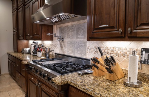 Sundown Ranchos House | 1 Acre Escape 6BR - Pickleball, Volleyball, Bball, Heated Pool, Optl Casita