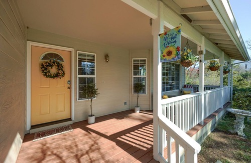 Grants Pass House | 1 Acre with a seasonal creek. 3 min to I5 freeway. 8 Minutes to the Rogue River