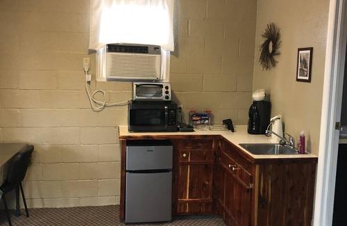 Board Camp Apartment | #1 Americana Kitchenette near Wolf Pen Gap, alcohol & smoke-free environment