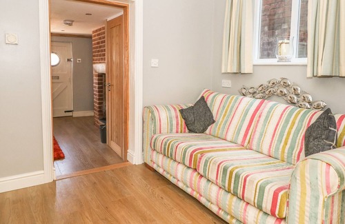 Lower Swanwick Cottage | 1 BAYTREE COTTAGE, pet friendly, with hot tub in Swanwick, Hampshire