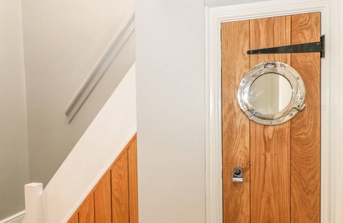 Lower Swanwick Cottage | 1 BAYTREE COTTAGE, pet friendly, with hot tub in Swanwick, Hampshire