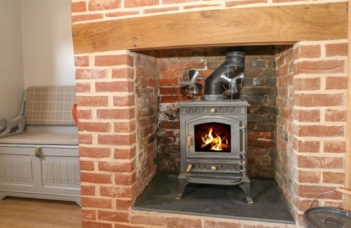 Lower Swanwick Cottage | 1 BAYTREE COTTAGE, pet friendly, with hot tub in Swanwick, Hampshire