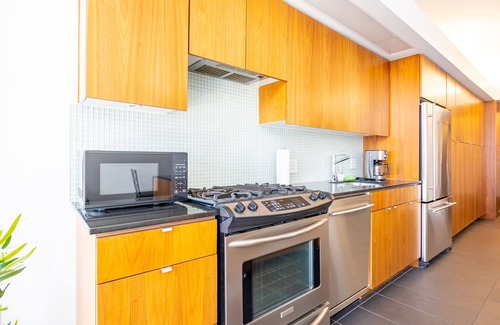 Gastown Condo | 1 BD studio with free parking