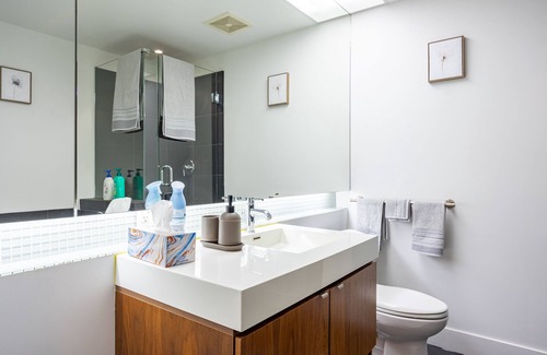 Gastown Condo | 1 BD studio with free parking