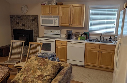 Kingston House | 1-bdrm house with fireplace, AC and WiFi with 20 acres of trees scenic deck.