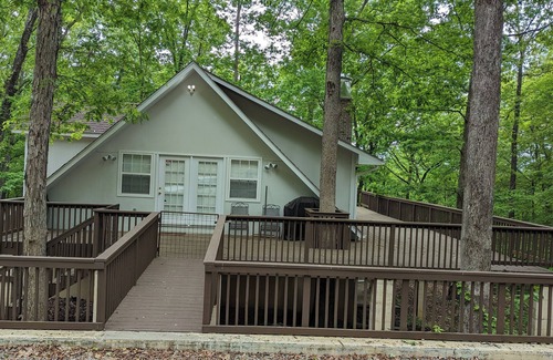 Kingston House | 1-bdrm house with fireplace, AC and WiFi with 20 acres of trees scenic deck.
