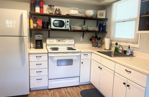 Union Pier Cottage | 1 bed/1 bath, 1.5 blocks to beach/town, dog friendly, fenced yard
