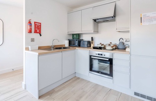 Basingstoke Apartment | 1 Bed 1 Bath Town Center Apartment, FREE Parking