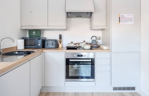 Basingstoke Apartment | 1 Bed 1 Bath Town Center Apartment, FREE Parking