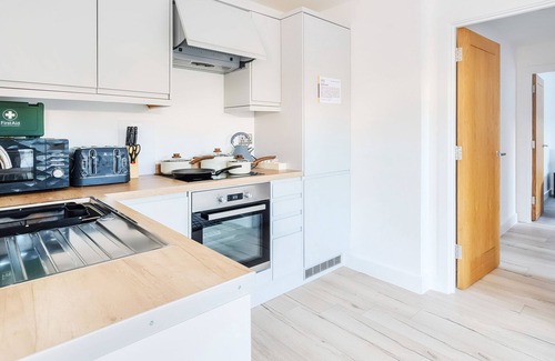 Basingstoke Apartment | 1 Bed 1 Bath Town Center Apartment, FREE Parking