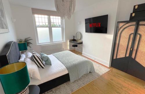 Yeovil Apartment | 1 Bed/1 Sofa Bed 'Scandi' Style Ground Floor Apartment